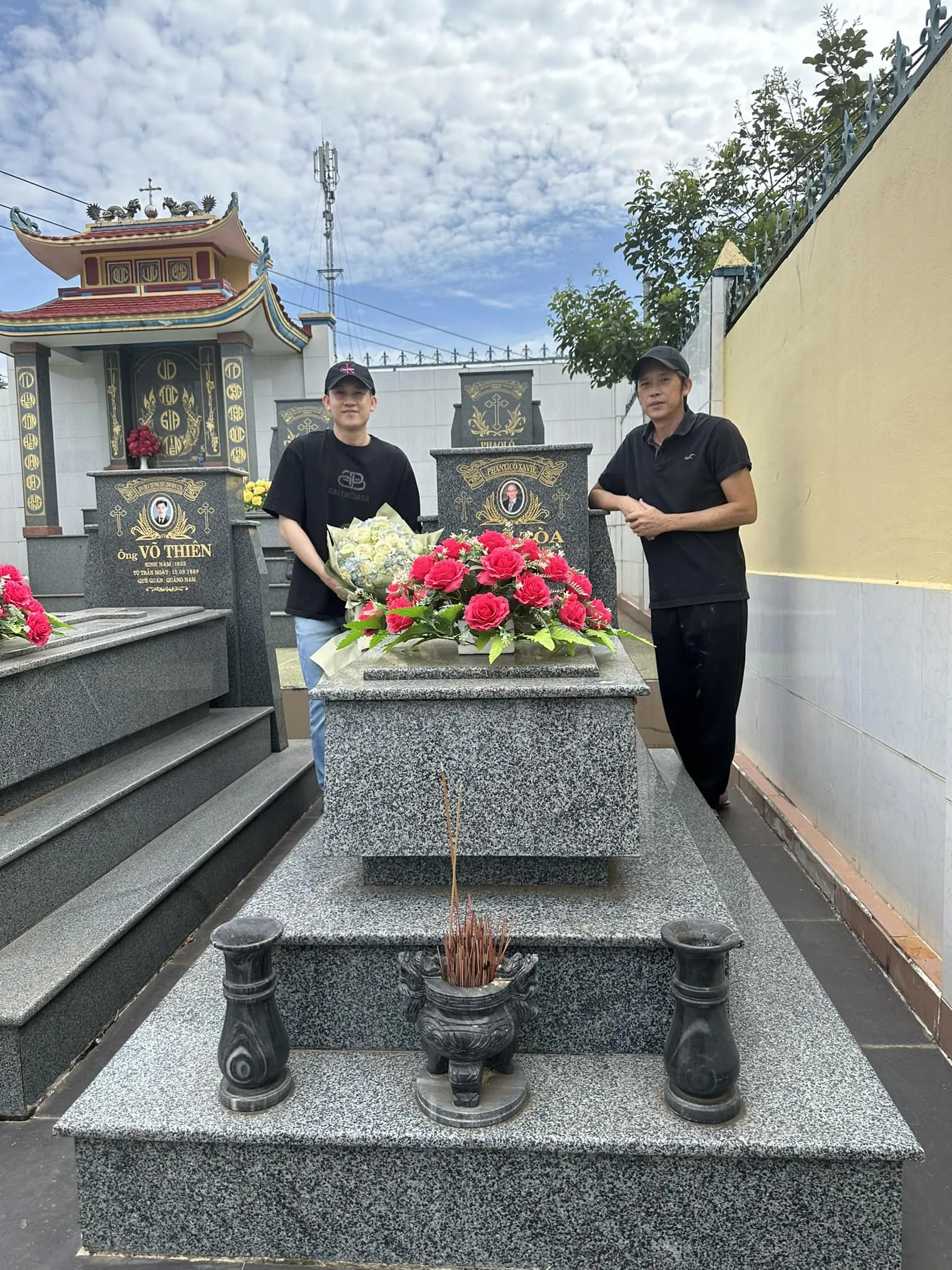 danh-hai-hoai-linh-di-hat-dam-cuoi-o-tien-giang-dien-mao-tre-trung-quay-cuc-sung-5