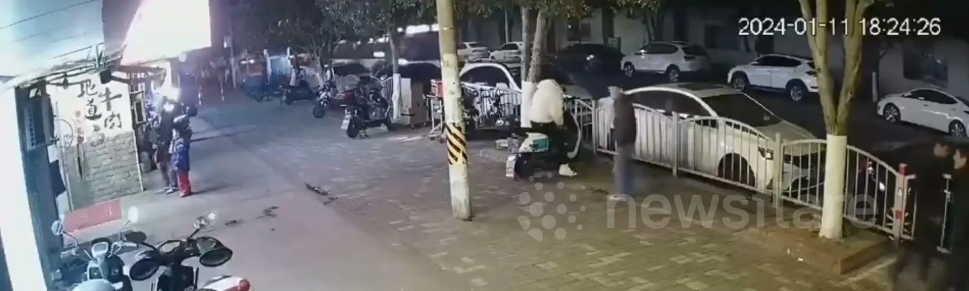 camera-ghi-lai-khoanh-khac-nha-hang-phat-no-thoi-bay-thuc-khach-vai-chuc-met-xuong-duong-1