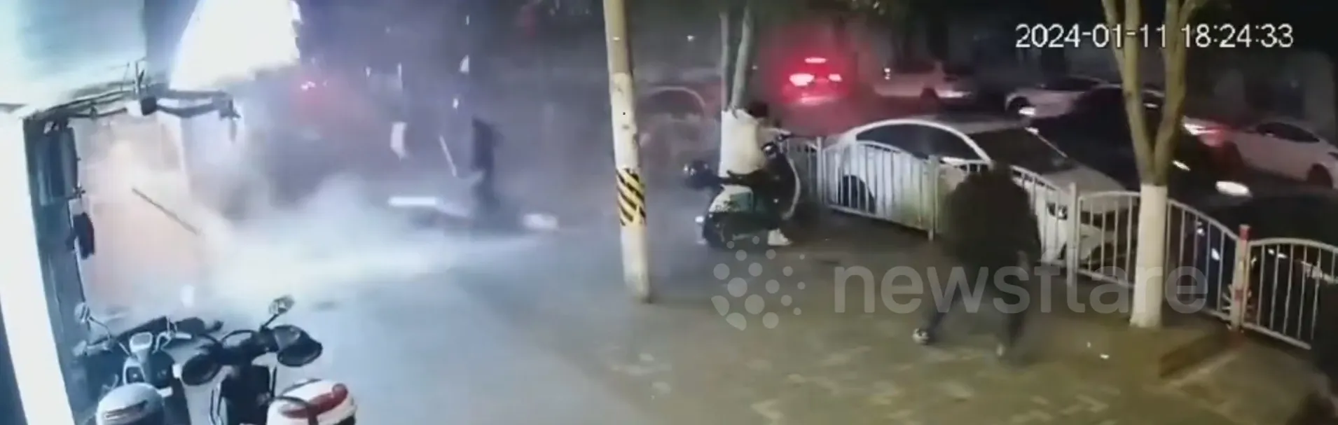 camera-ghi-lai-khoanh-khac-nha-hang-phat-no-thoi-bay-thuc-khach-vai-chuc-met-xuong-duong-2