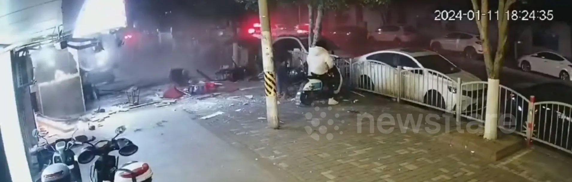 camera-ghi-lai-khoanh-khac-nha-hang-phat-no-thoi-bay-thuc-khach-vai-chuc-met-xuong-duong-3