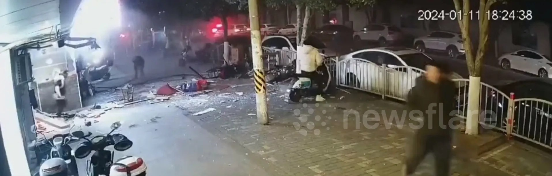 camera-ghi-lai-khoanh-khac-nha-hang-phat-no-thoi-bay-thuc-khach-vai-chuc-met-xuong-duong-4