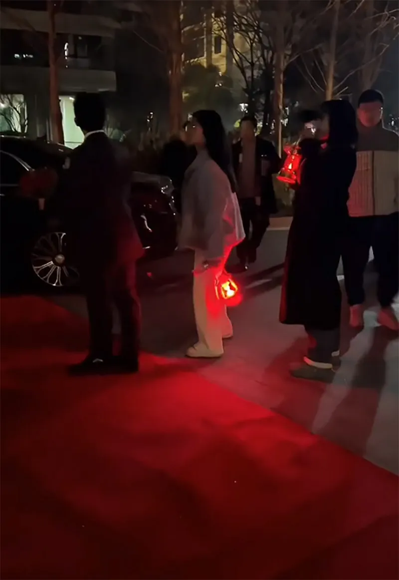 bi-an-nghi-thuc-ruoc-dau-luc-nua-dem-chu-re-phai-cong-co-dau-vao-nha-bo-me-chong-khong-duoc-xuat-hien-6