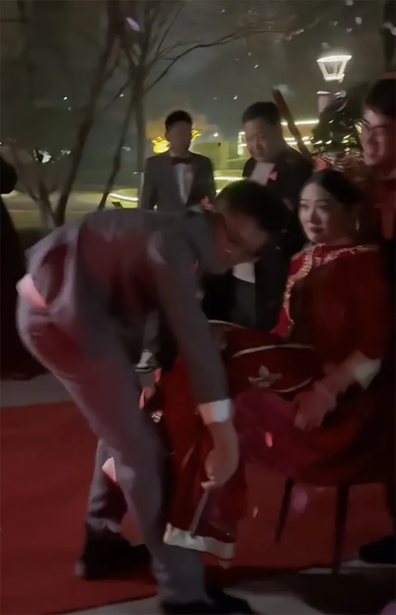 bi-an-nghi-thuc-ruoc-dau-luc-nua-dem-chu-re-phai-cong-co-dau-vao-nha-bo-me-chong-khong-duoc-xuat-hien-7