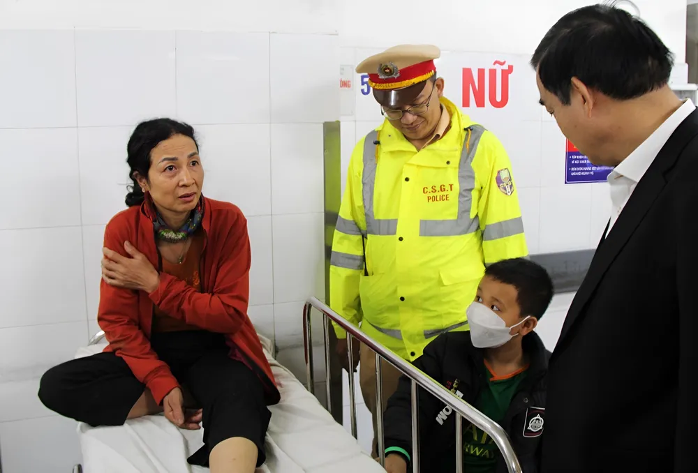 nhan-chung-ke-giay-phut-kinh-hoang-xe-khach-tren-cao-toc-la-son--tuy-loan-nua-dem-dang-ngu-thi-nghe-cai-ram-2