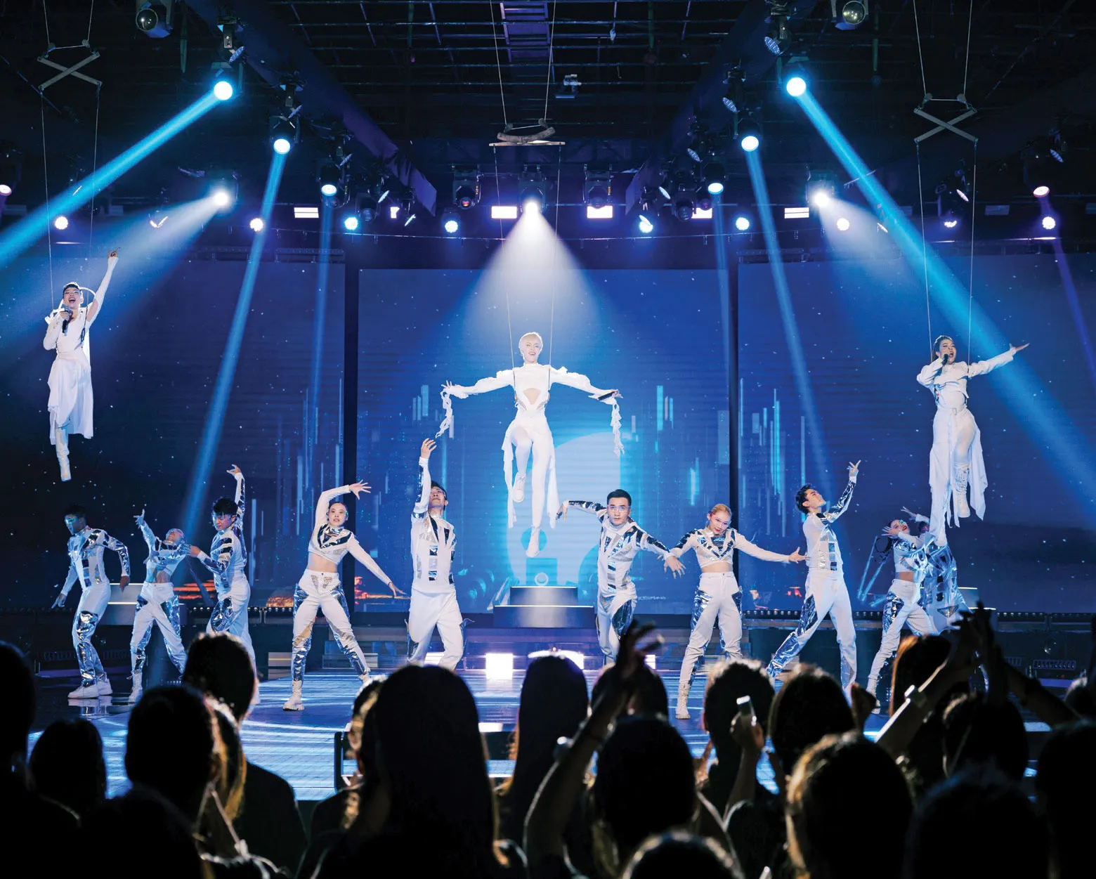 chi-dep-mua-1-sap-het-netizen-lap-luon-danh-sach-30-chi-dep-co-the-tham-gia-mua-2-19