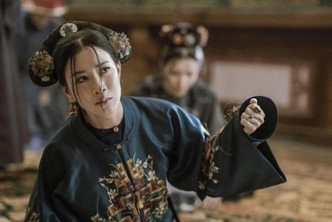 phat-hien-nguoi-phu-nu-nam-canh-mo-quy-phi-cua-can-long-vach-tran-bi-mat-chan-dong-ve-than-the-4