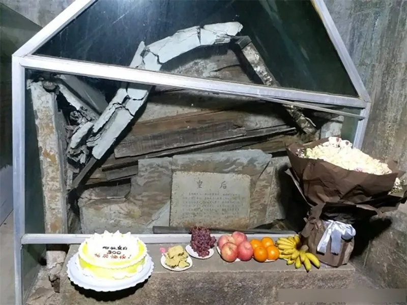 phat-hien-nguoi-phu-nu-nam-canh-mo-quy-phi-cua-can-long-vach-tran-bi-mat-chan-dong-ve-than-the-6