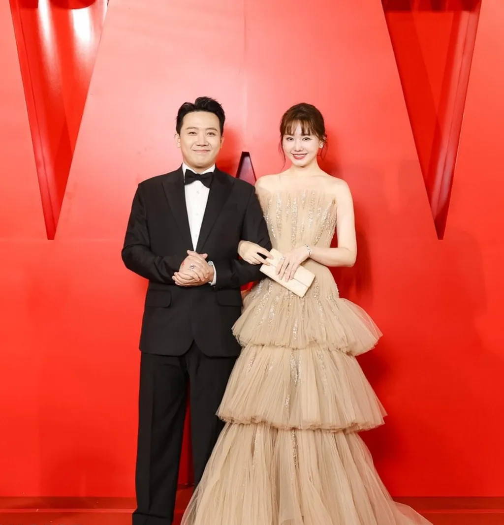 khoanh-khac-hot-nhat-mxh-luc-nay-truong-giang--nha-phuong-lam-mc-duoi-khan-dai-tran-thanh--hari-won-hon-tham-thiet-2