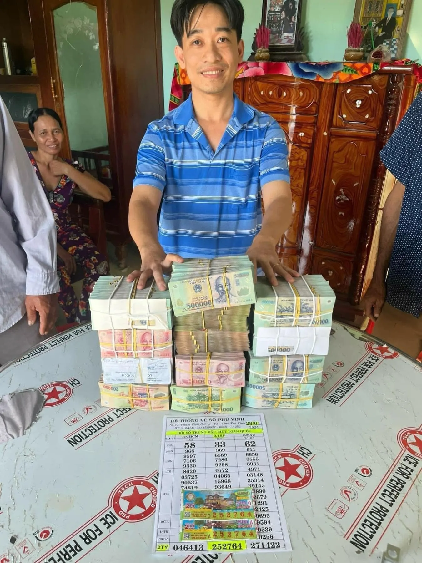 ba-cu-ban-ve-so-nan-ni-nguoi-dan-ong-ngheo-thuong-tinh-muon-tien-ban-mua-giup-ai-ngo-trung-luon-4-ty-1