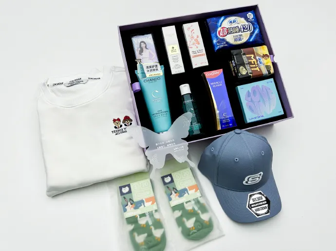 xon-xao-mot-nu-dien-vien-tang-bang-ve-sinh-trong-gio-qua-tet-cho-doi-tac-1