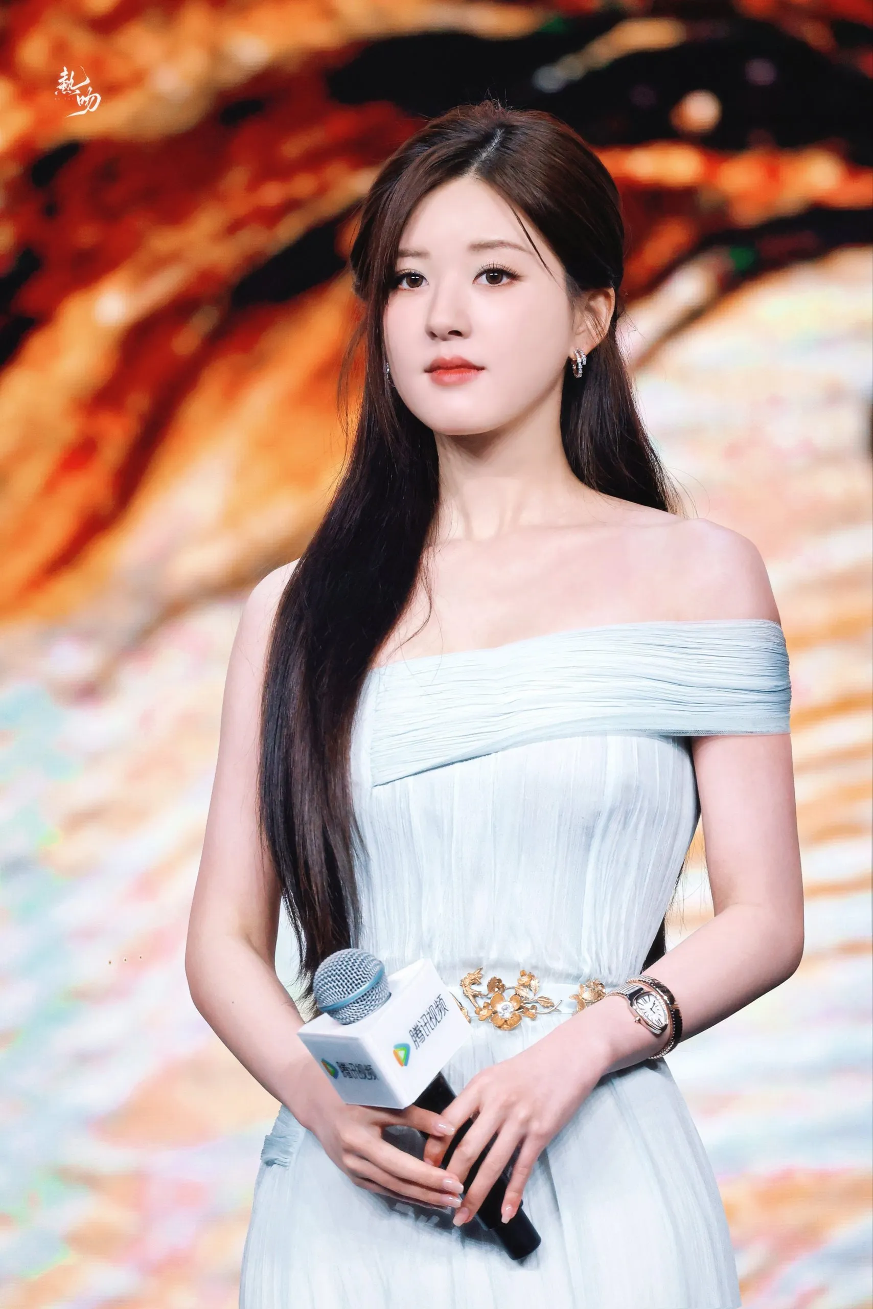 xon-xao-mot-nu-dien-vien-tang-bang-ve-sinh-trong-gio-qua-tet-cho-doi-tac-3