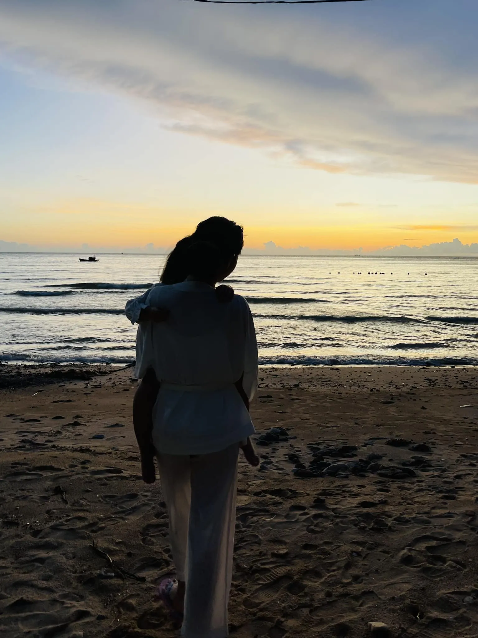 danh-tinh-be-gai-bi-an-ngoc-trinh-om-chat-trong-long-sau-khi-duoc-tra-tu-do-tai-toa-la-ai-1