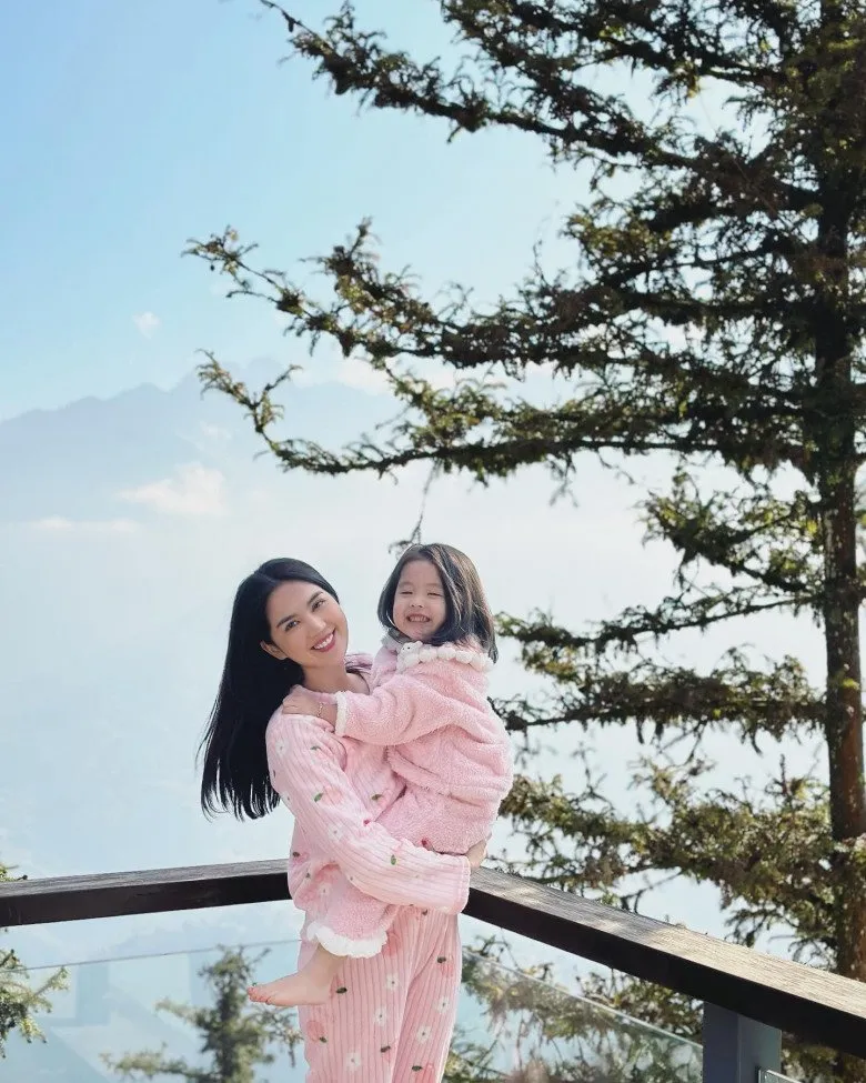 danh-tinh-be-gai-bi-an-ngoc-trinh-om-chat-trong-long-sau-khi-duoc-tra-tu-do-tai-toa-la-ai-5