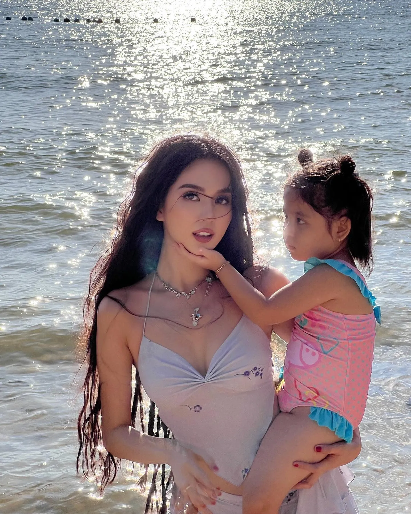 danh-tinh-be-gai-bi-an-ngoc-trinh-om-chat-trong-long-sau-khi-duoc-tra-tu-do-tai-toa-la-ai-6