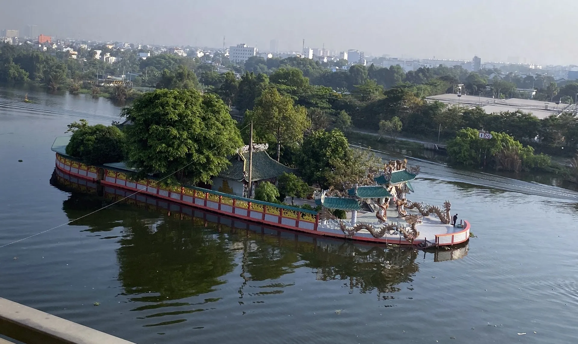 chiem-nguong-ngoi-mieu-co-300-nam-tuoi-nam-giua-song-o-tphcm-voi-100-con-rong-deo-tren-noc-1