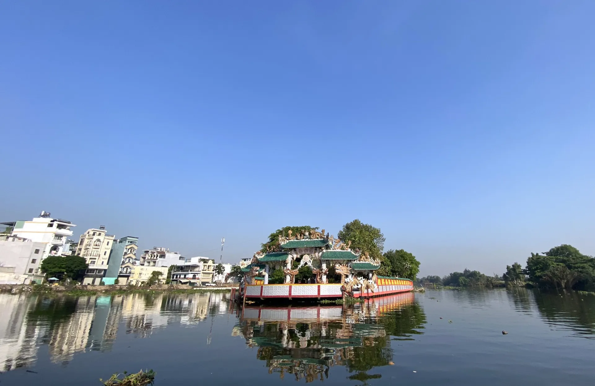 chiem-nguong-ngoi-mieu-co-300-nam-tuoi-nam-giua-song-o-tphcm-voi-100-con-rong-deo-tren-noc-2