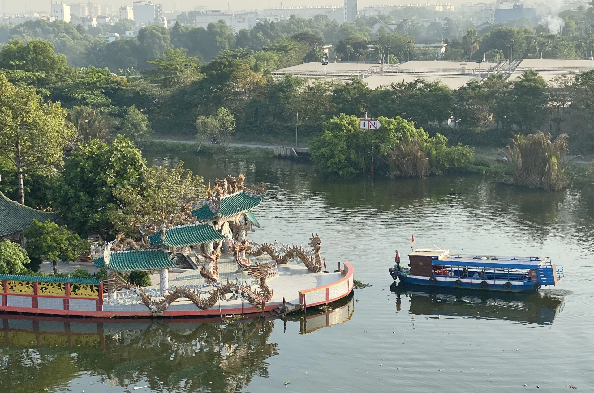 chiem-nguong-ngoi-mieu-co-300-nam-tuoi-nam-giua-song-o-tphcm-voi-100-con-rong-deo-tren-noc-3