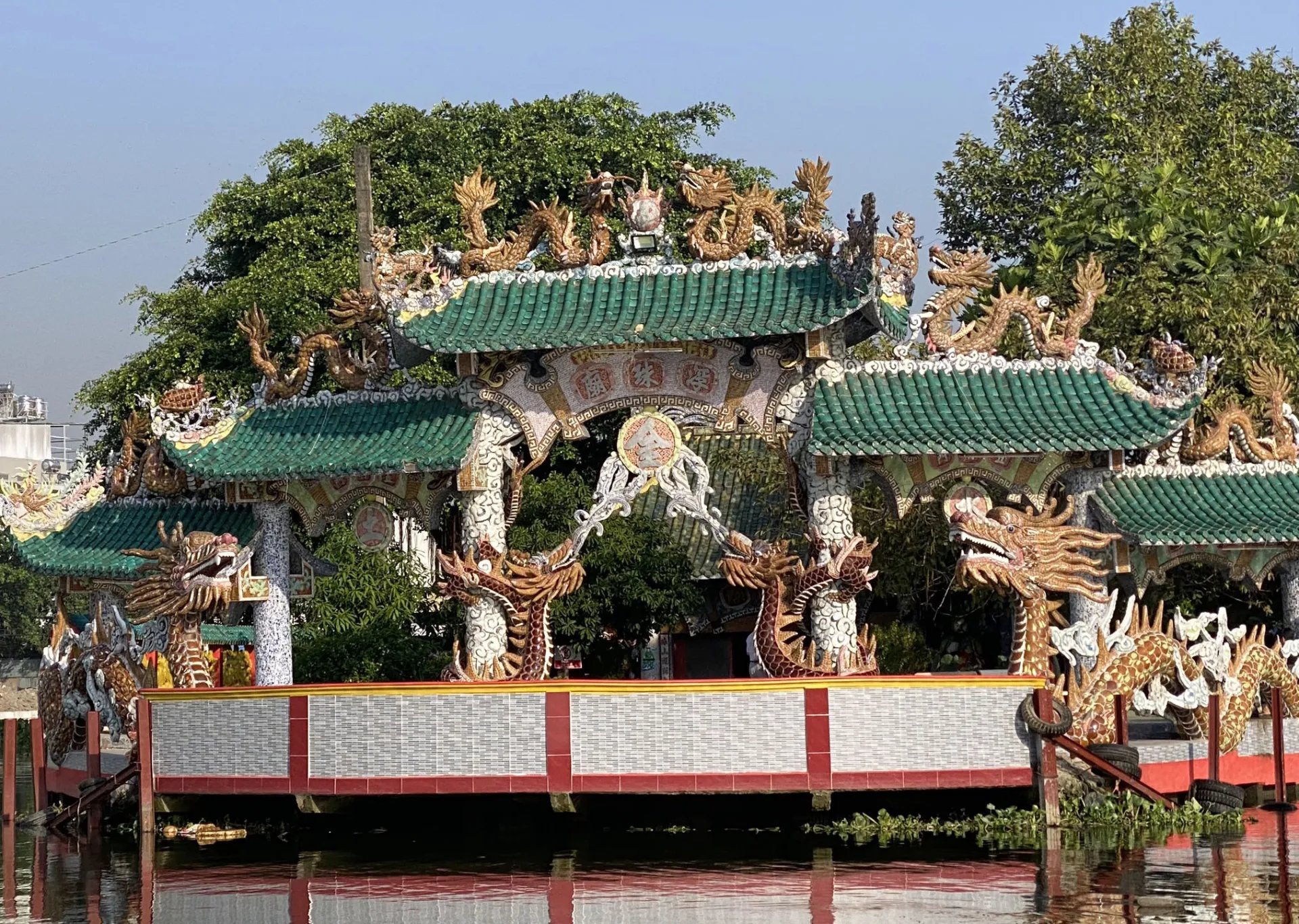 chiem-nguong-ngoi-mieu-co-300-nam-tuoi-nam-giua-song-o-tphcm-voi-100-con-rong-deo-tren-noc-4