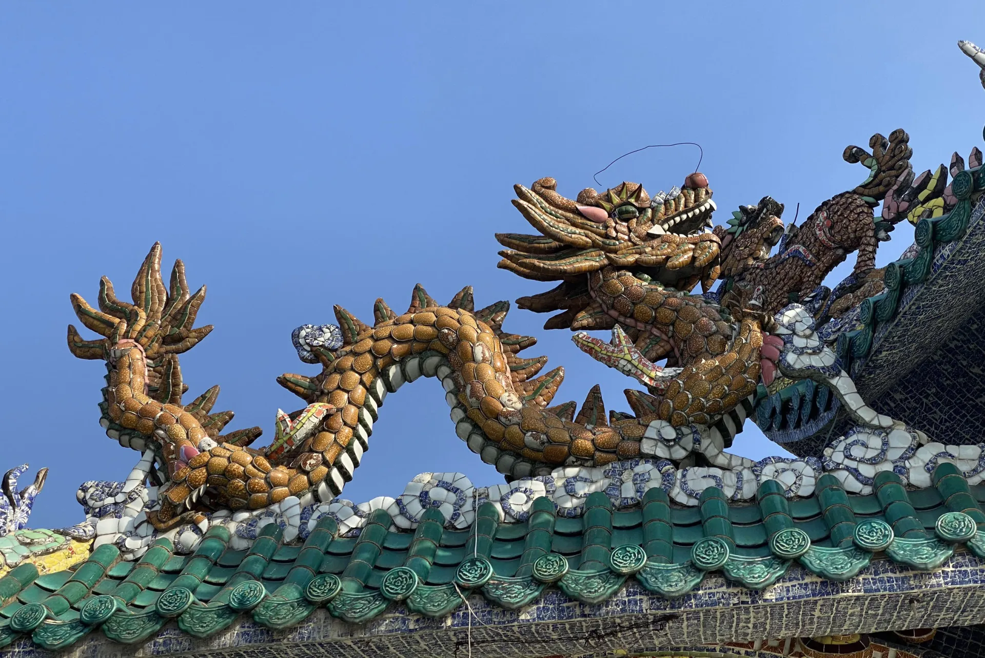 chiem-nguong-ngoi-mieu-co-300-nam-tuoi-nam-giua-song-o-tphcm-voi-100-con-rong-deo-tren-noc-5