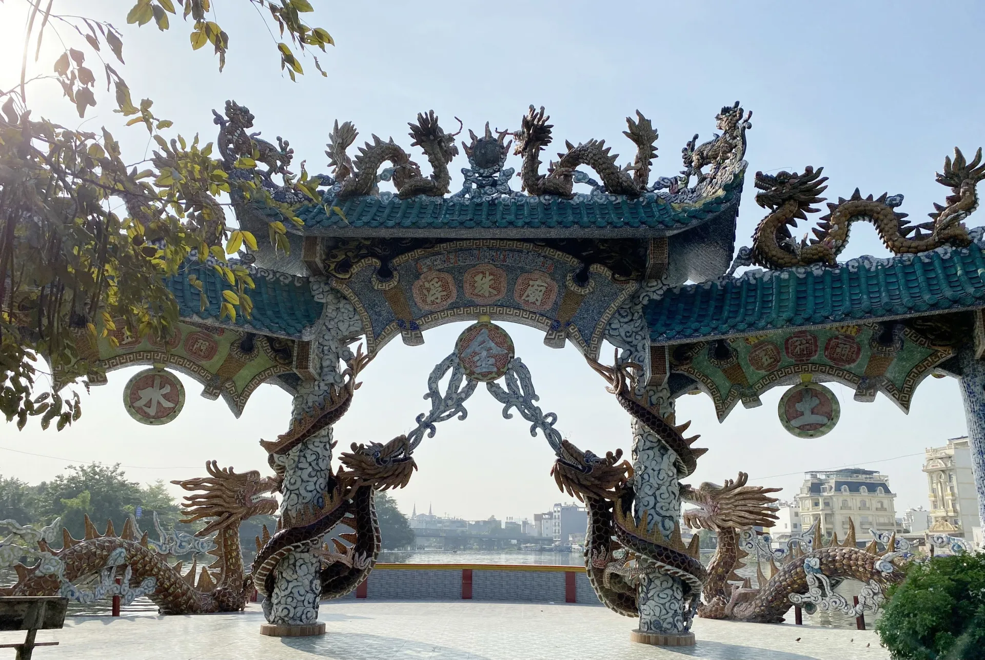 chiem-nguong-ngoi-mieu-co-300-nam-tuoi-nam-giua-song-o-tphcm-voi-100-con-rong-deo-tren-noc-7