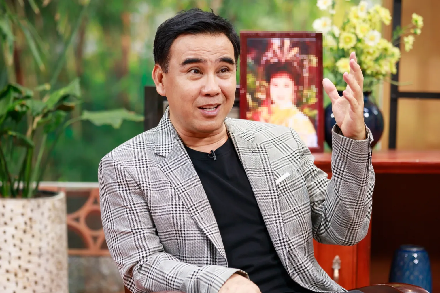 vi-sao-mc-quyen-linh-hoat-dong-30-nam-duoc-nhieu-nguoi-nguong-mo-ma-van-chua-duoc-danh-hieu-nghe-si-nhan-dan-1