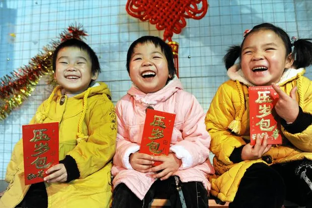 mung-1-tet-khach-li-xi-cho-con-500k-phai-li-xi-lai-cho-2-dua-con-cua-khach-bao-nhieu-moi-hop-ly-1