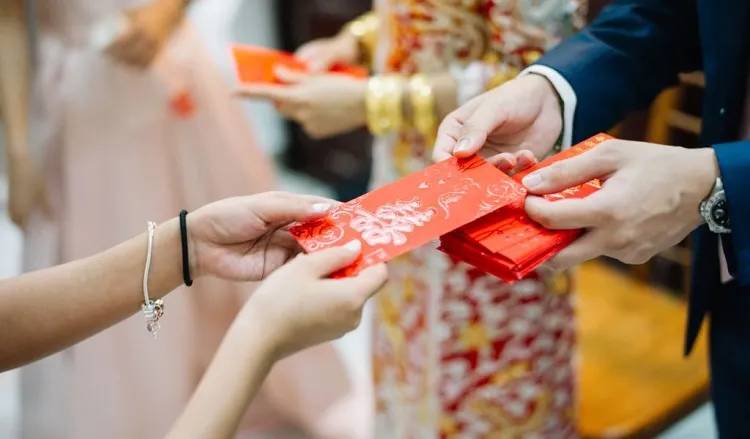 mung-1-tet-khach-li-xi-cho-con-500k-phai-li-xi-lai-cho-2-dua-con-cua-khach-bao-nhieu-moi-hop-ly-2