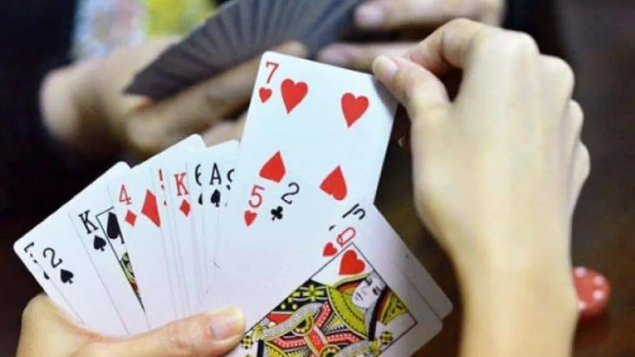 dau-nam-danh-bai-giai-tri-tai-nha-voi-nguoi-than-co-bi-phat-hay-khong-2