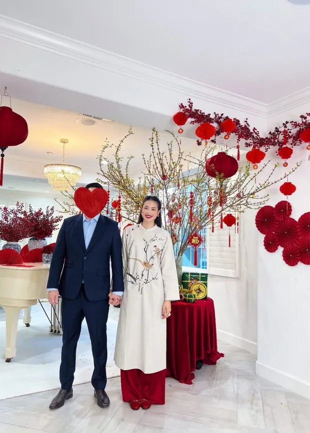 pham-huong-khoe-anh-don-tet-sang-chanh-o-biet-thu-nuoc-ngoai-dien-mao-chong-doanh-nhan-giu-kin-bao-nam-gay-sot-4