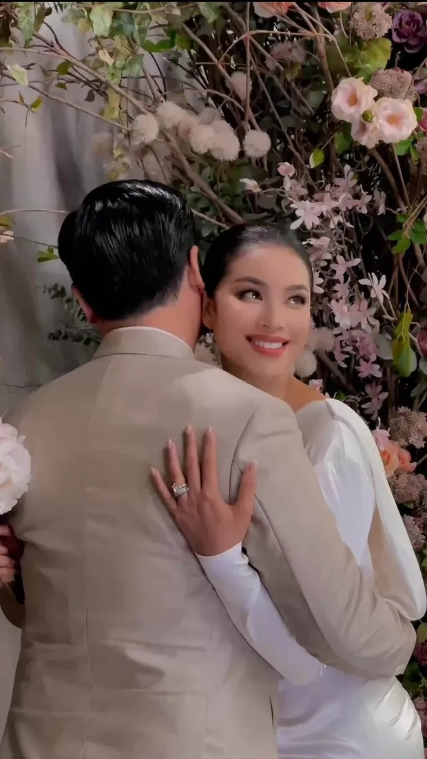 pham-huong-khoe-anh-don-tet-sang-chanh-o-biet-thu-nuoc-ngoai-dien-mao-chong-doanh-nhan-giu-kin-bao-nam-gay-sot-5