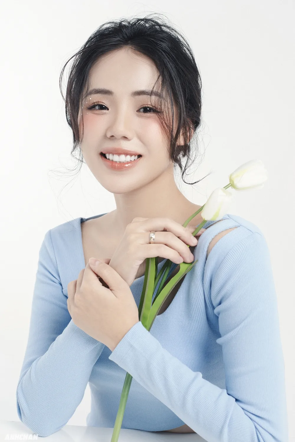 ban-hit-hai-doa-hoa-mua-xuan-duoc-bat-trend-day-tren-top-top-hoa-ra-la-cua-mot-chi-dep-kin-tieng-1