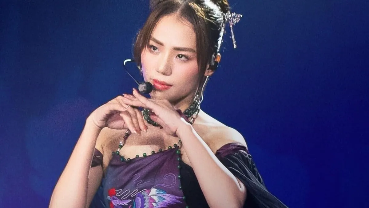 ban-hit-hai-doa-hoa-mua-xuan-duoc-bat-trend-day-tren-top-top-hoa-ra-la-cua-mot-chi-dep-kin-tieng-2