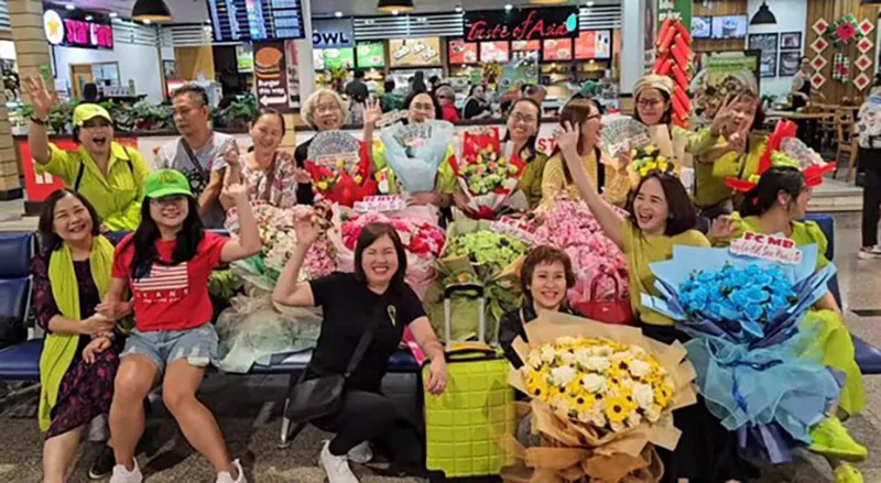 ho-van-cuong-tat-bat-chay-show-tung-nam-ra-bac-suot-tet-2024-khong-nghi-nhin-tien-li-xi-cua-fan-ma-choang-1