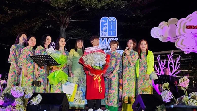 ho-van-cuong-tat-bat-chay-show-tung-nam-ra-bac-suot-tet-2024-khong-nghi-nhin-tien-li-xi-cua-fan-ma-choang-2