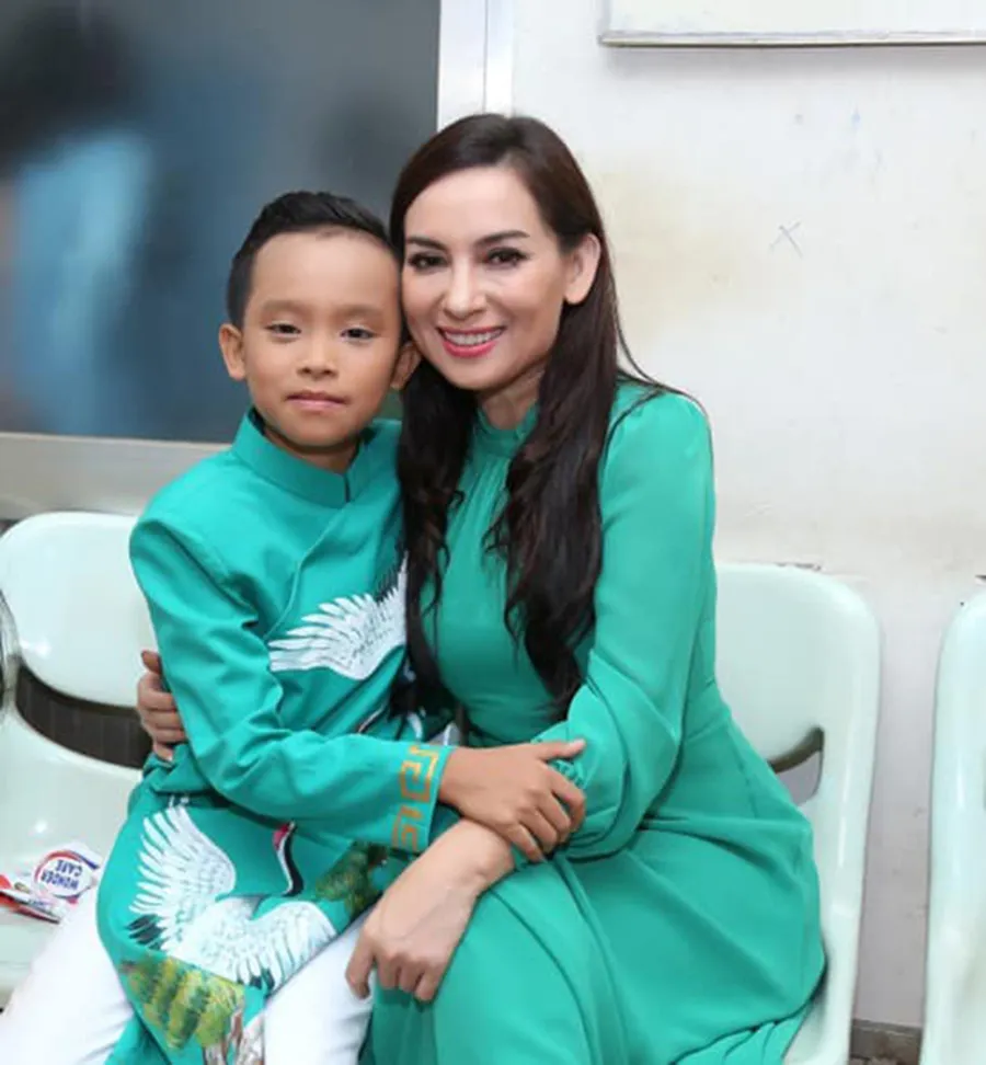 ho-van-cuong-tat-bat-chay-show-tung-nam-ra-bac-suot-tet-2024-khong-nghi-nhin-tien-li-xi-cua-fan-ma-choang-7