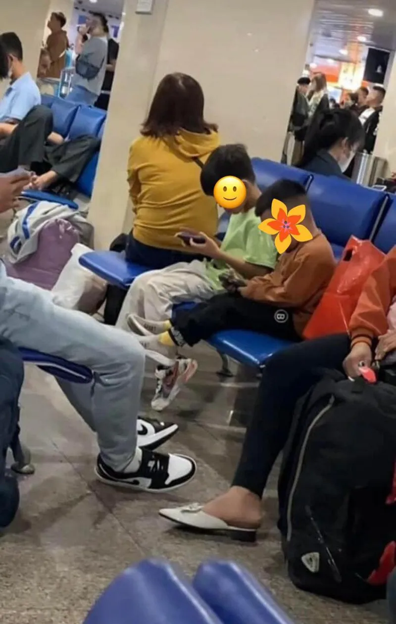 buc-anh-trai-nguoc-giua-tre-em-viet-nam-va-tre-em-nuoc-ngoai-o-san-bay-tan-son-nhat-khien-phu-huynh-suy-ngam-2