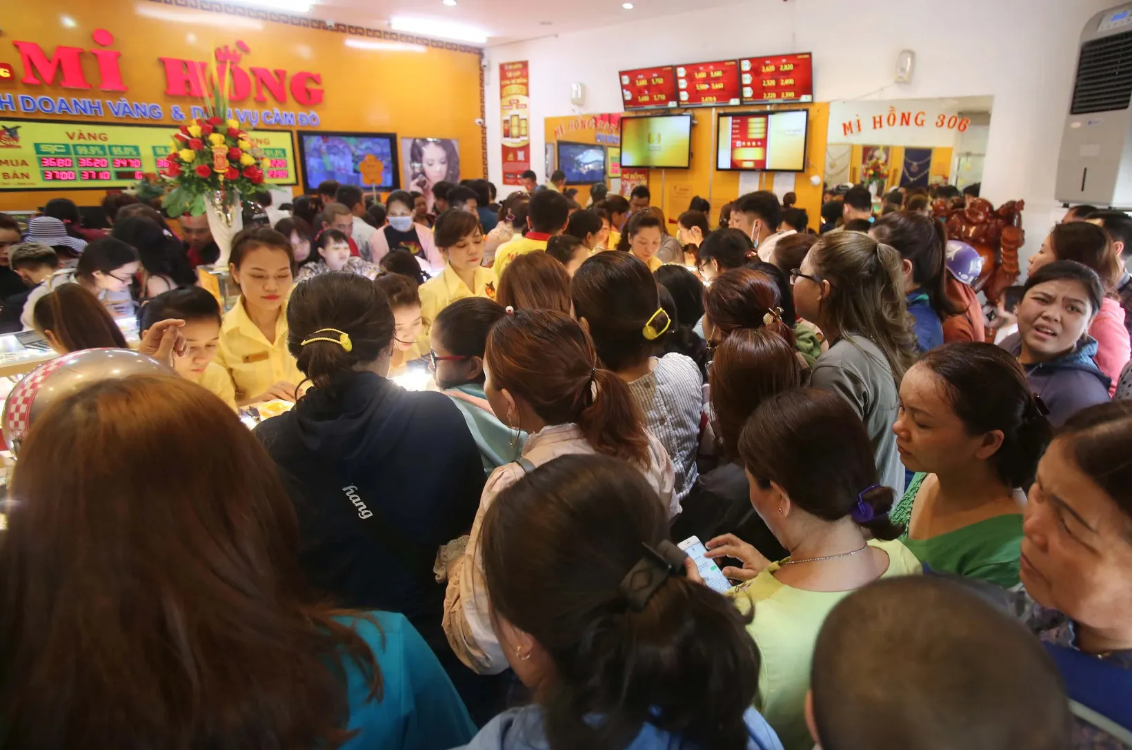 danh-tinh-nguoi-dan-ong-dung-sau-tiem-vang-mi-hong-nuc-tieng-sai-gon-co-cai-ten-doc-nhat-vo-nhi-1