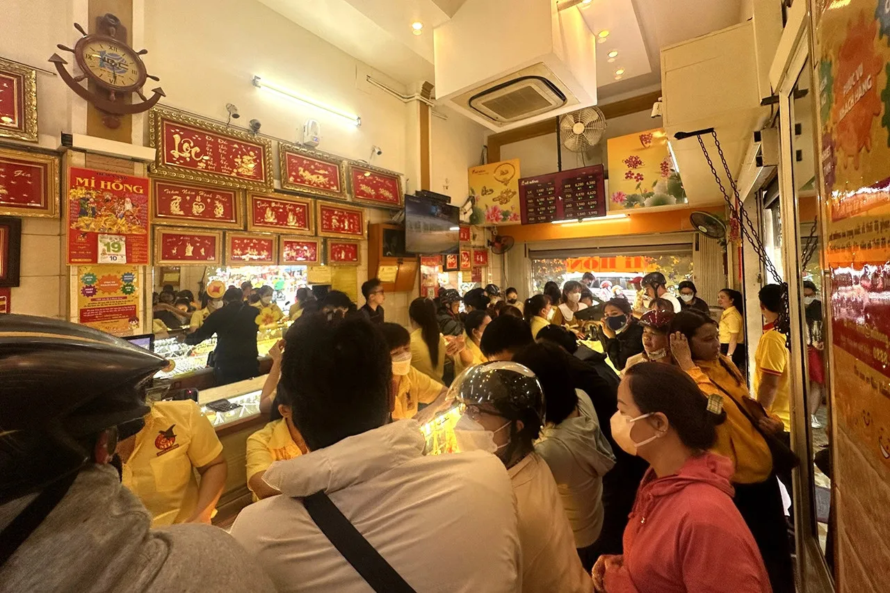 danh-tinh-nguoi-dan-ong-dung-sau-tiem-vang-mi-hong-nuc-tieng-sai-gon-co-cai-ten-doc-nhat-vo-nhi-2