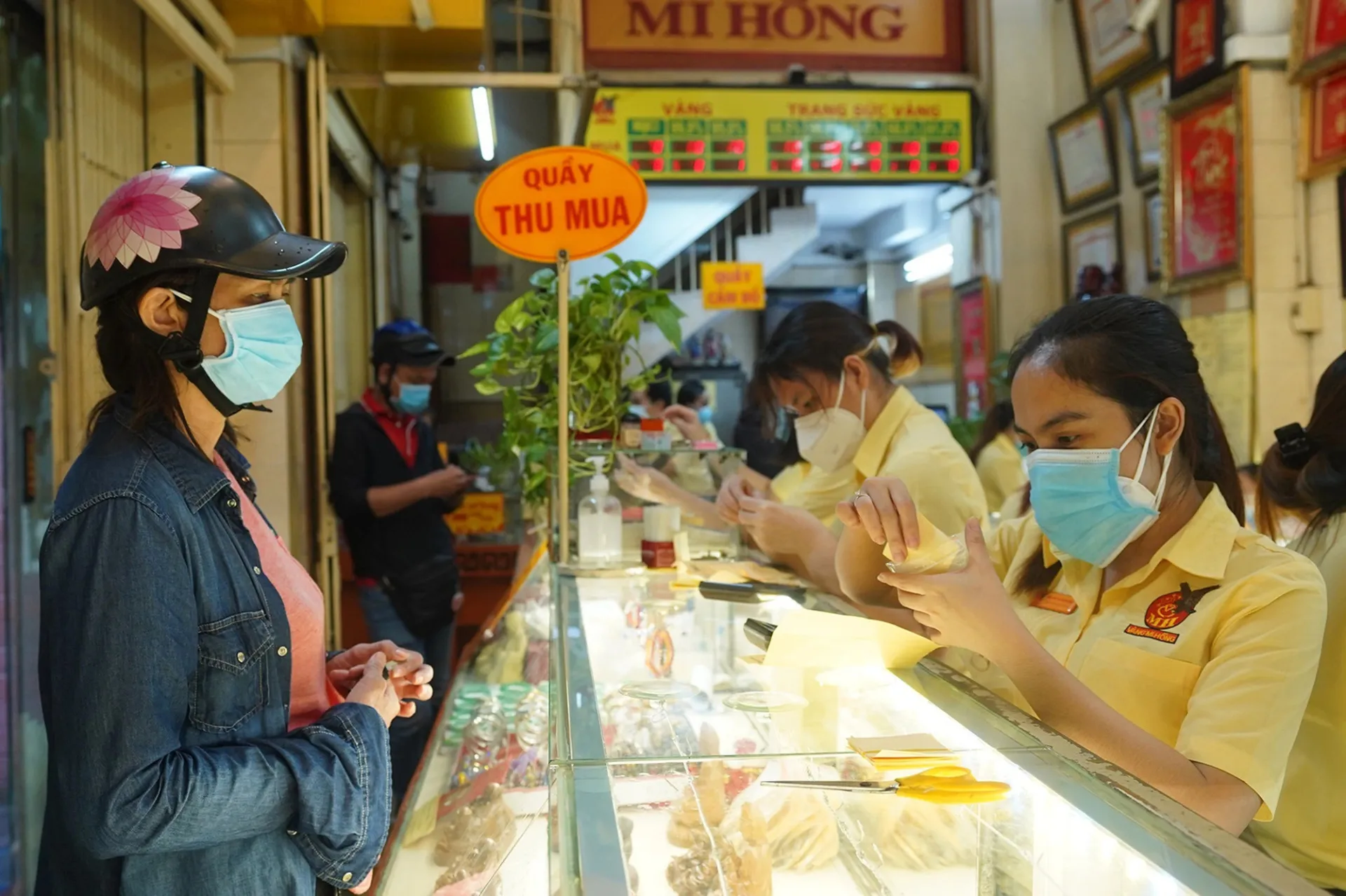 danh-tinh-nguoi-dan-ong-dung-sau-tiem-vang-mi-hong-nuc-tieng-sai-gon-co-cai-ten-doc-nhat-vo-nhi-3