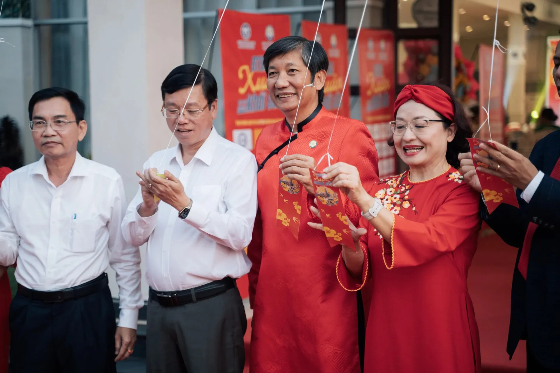 danh-tinh-nguoi-dan-ong-dung-sau-tiem-vang-mi-hong-nuc-tieng-sai-gon-co-cai-ten-doc-nhat-vo-nhi-6