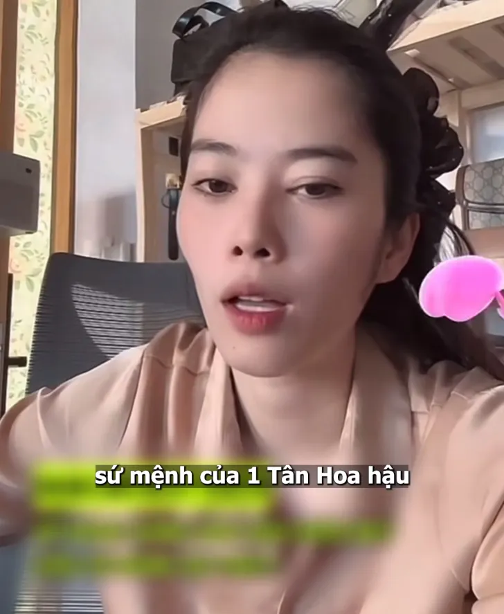 tung-thi-hoa-hau-nhung-nam-em-gio-len-vach-tran-hoa-hau-chi-biet-mua-nha-mua-xe-noi-mot-cau-nhieu-nguoi-nhot-1