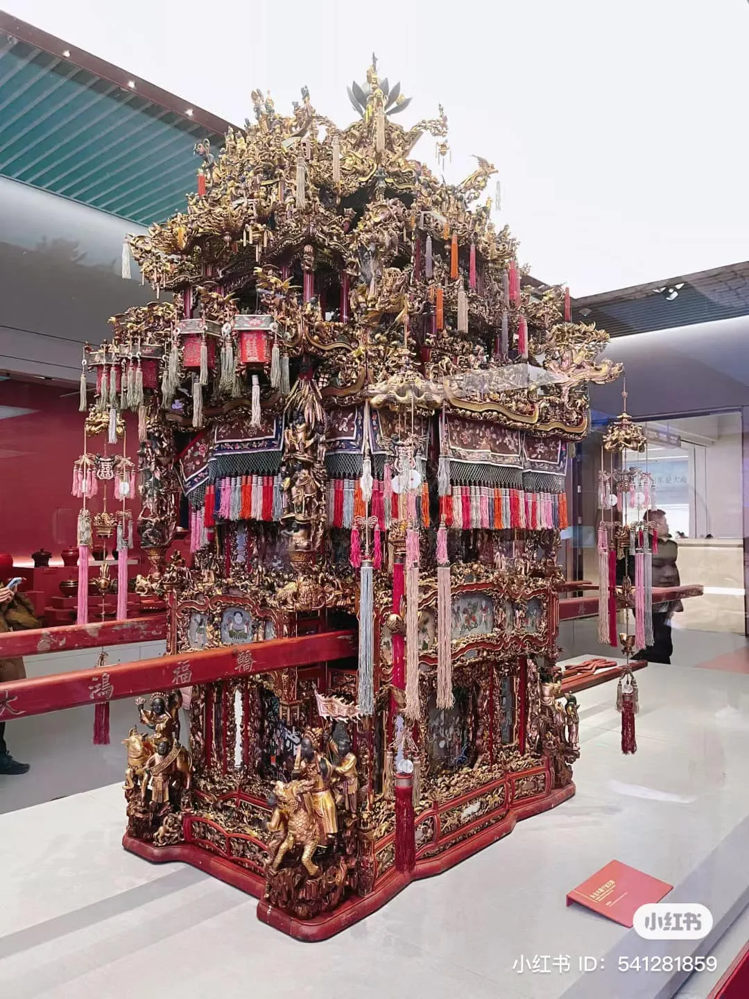 bi-an-kieu-hoa-8-nguoi-khieng-du-xa-hoa-nhung-lai-khong-co-cua-1