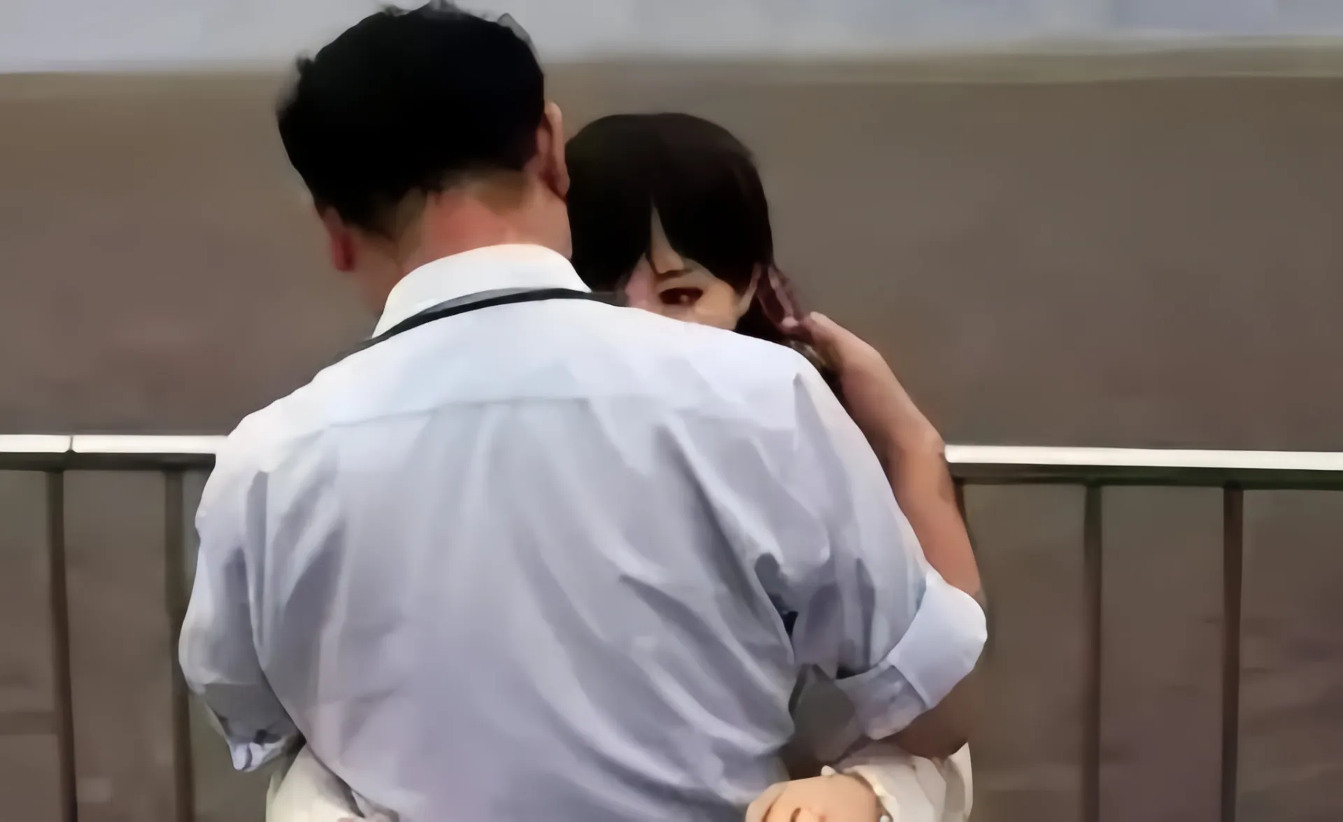 nguoi-dan-ong-50-tuoi-o-nhat-ban-cuoi-3-vo-dac-biet-nhin-anh-thot-tim-2