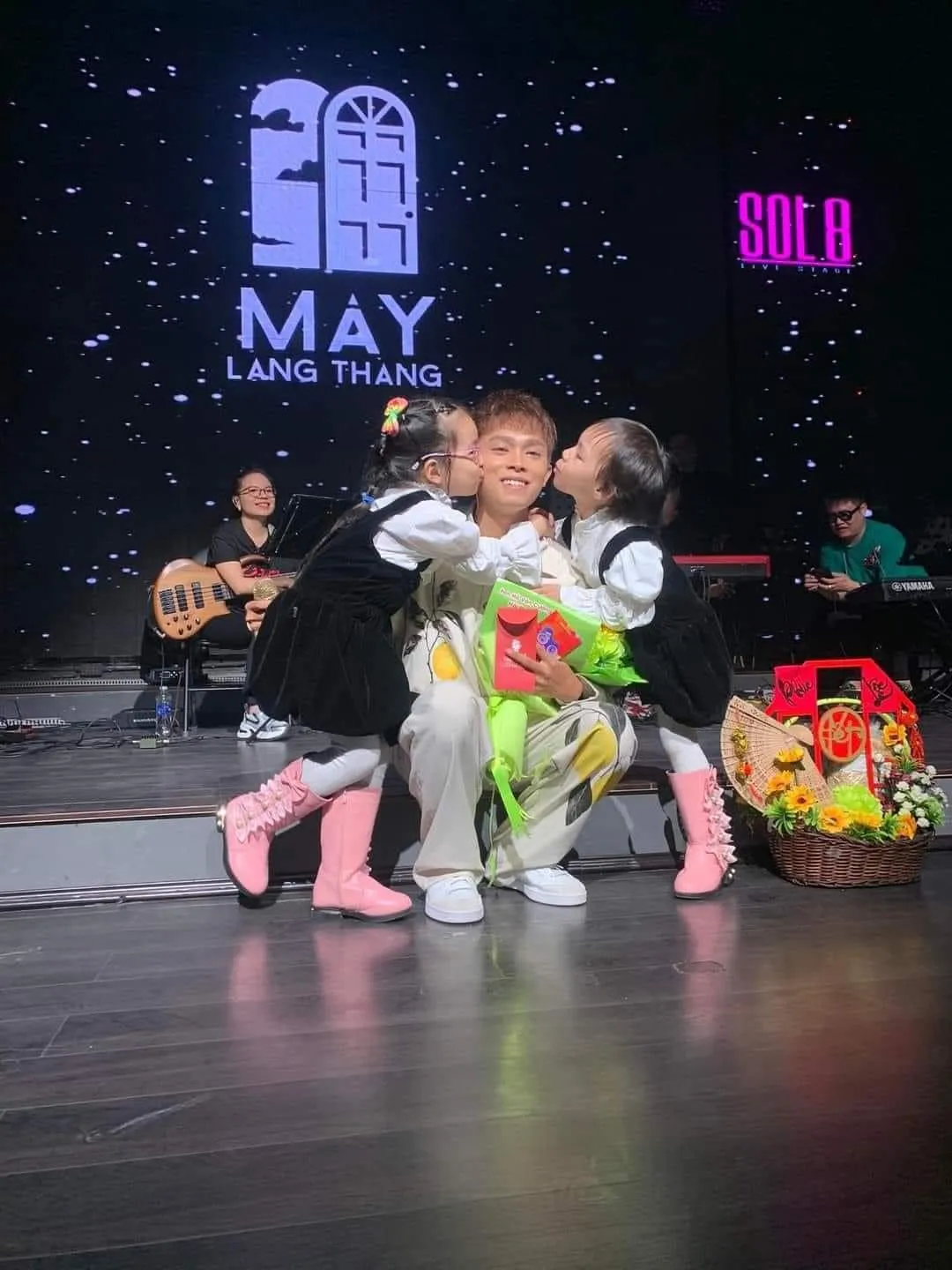 phan-ung-cua-ho-van-cuong-khi-thay-nhung-khan-gia-dac-biet-xem-show-3