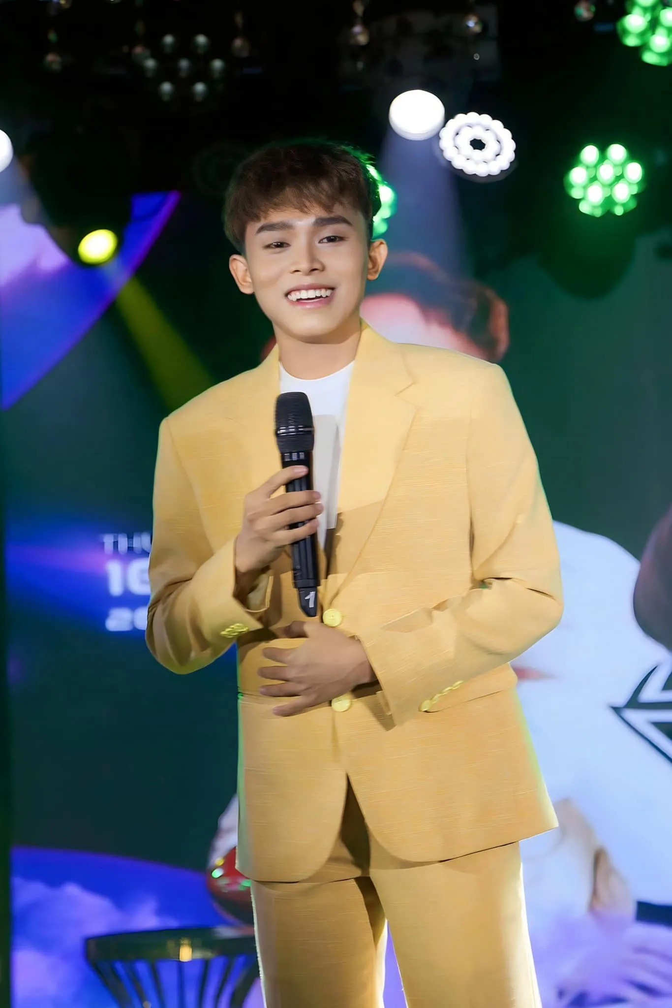 ho-van-cuong-di-dep-le-gian-di-du-hat-moi-dem-duoc-may-tram-trieu-7