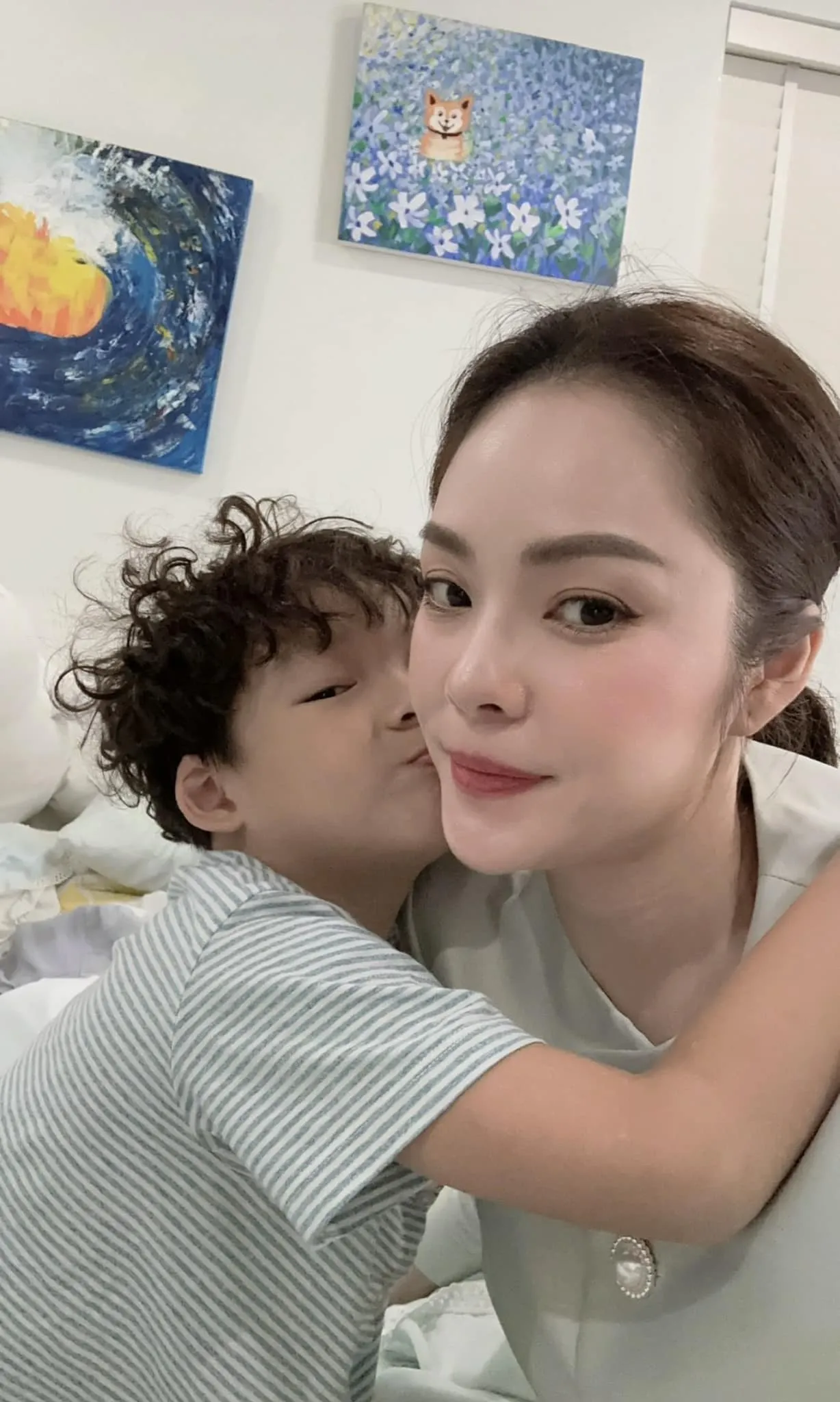 duong-cam-lynh-phan-ung-vi-cau-hoi-nhay-cam-cua-2-con-cung-me-khac-cha-10