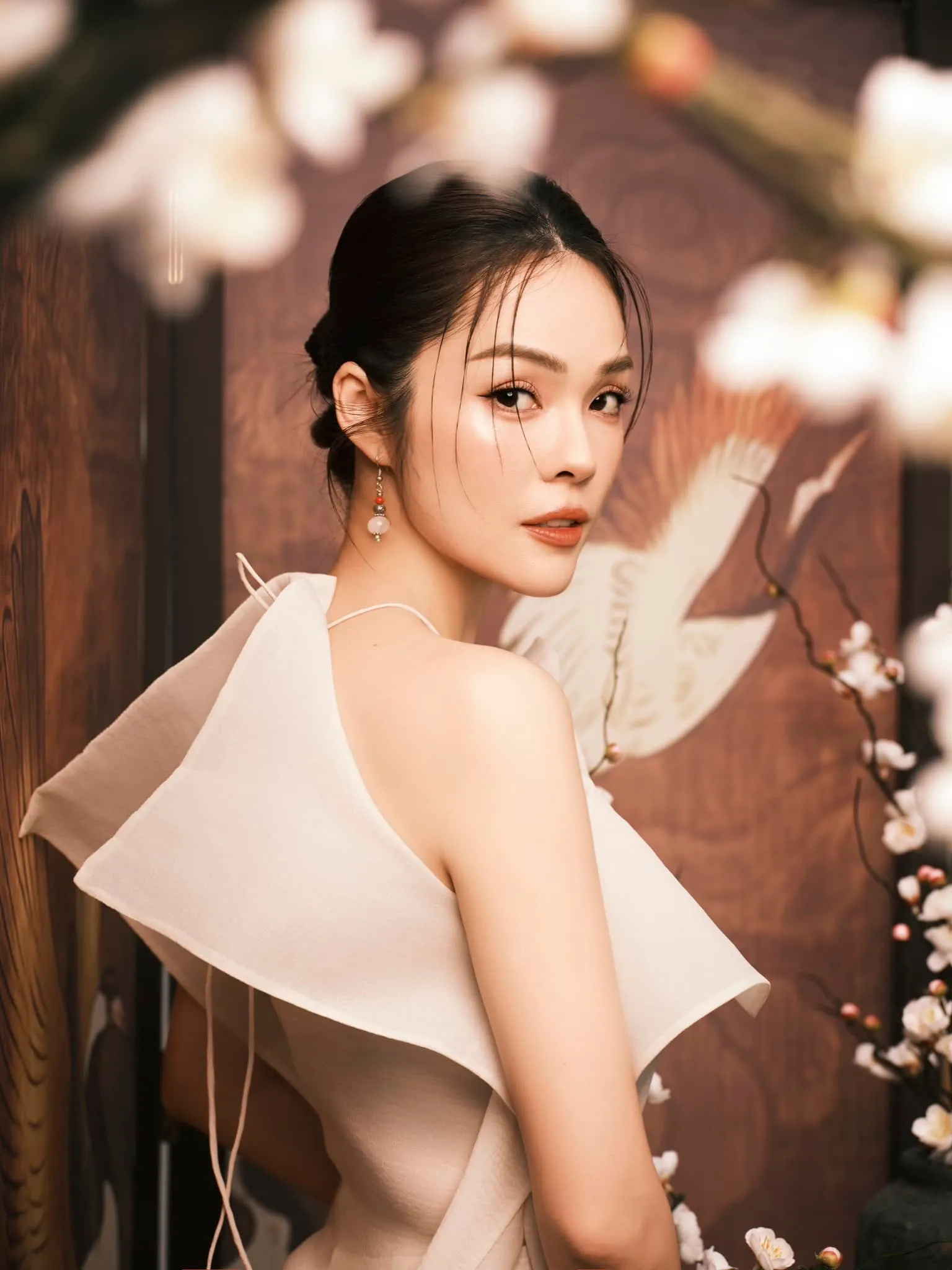 duong-cam-lynh-phan-ung-vi-cau-hoi-nhay-cam-cua-2-con-cung-me-khac-cha-9