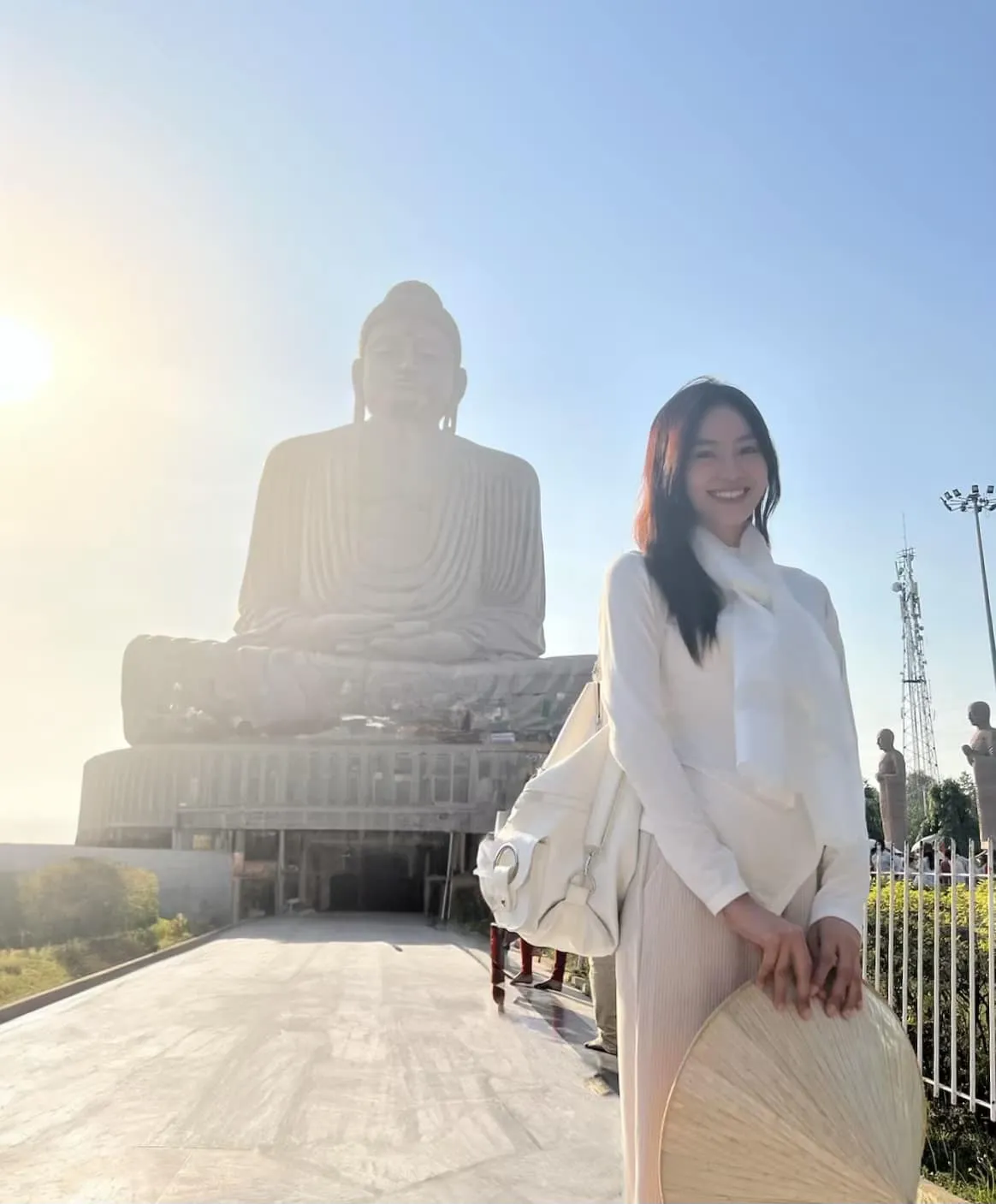 ninh-duong-lan-ngoc-khoe-mat-moc-xin-xo-khi-tham-tuong-phat-o-an-do-1