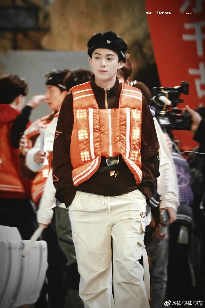 vuong-hac-de-nhan-chi-trich-vi-choi-gameshow-thua-duoc-uu-ai-choi-lai-3