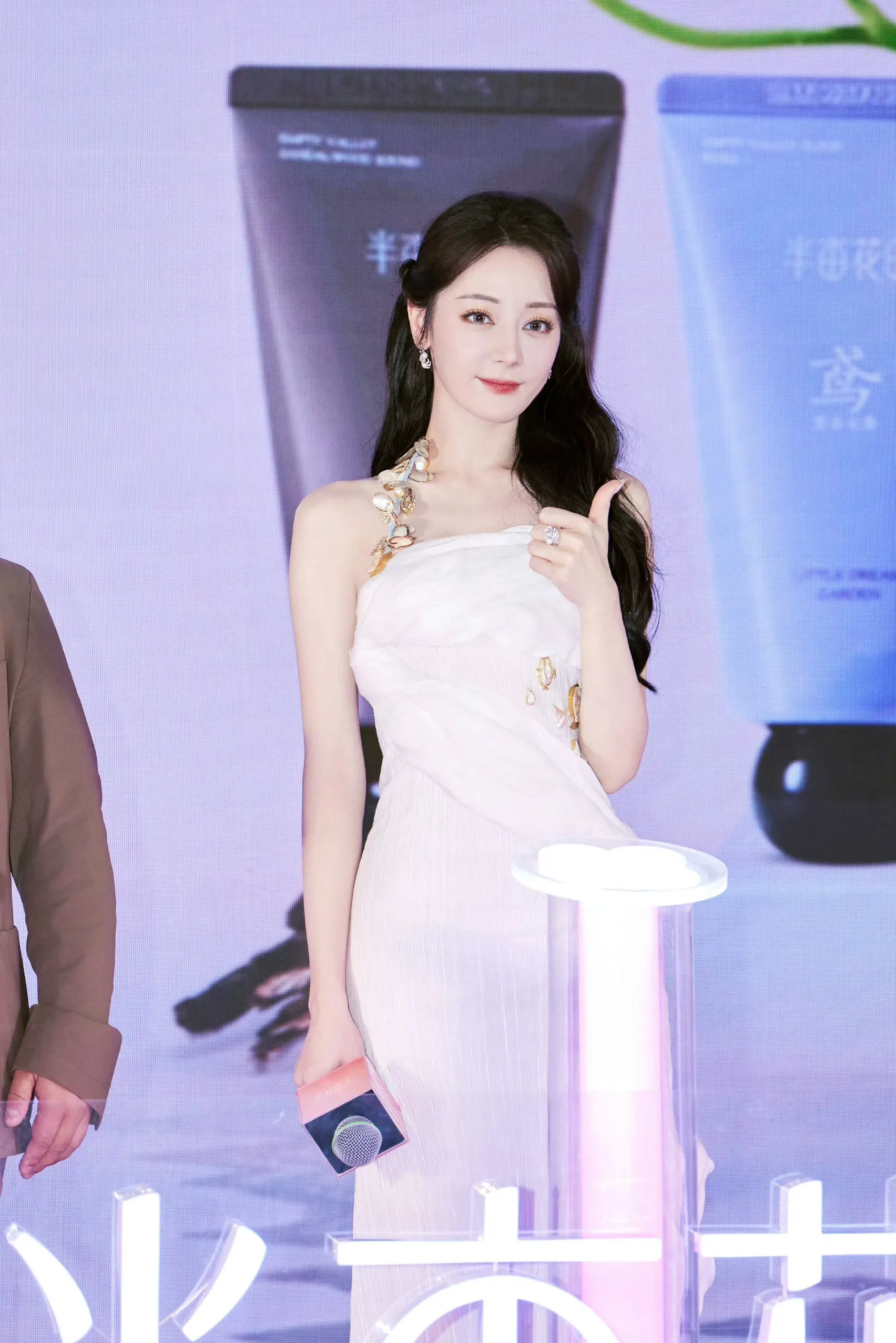 dich-le-nhiet-ba-duong-tu-va-nhung-lan-dung-do-tao-hinh-duyen-no-11